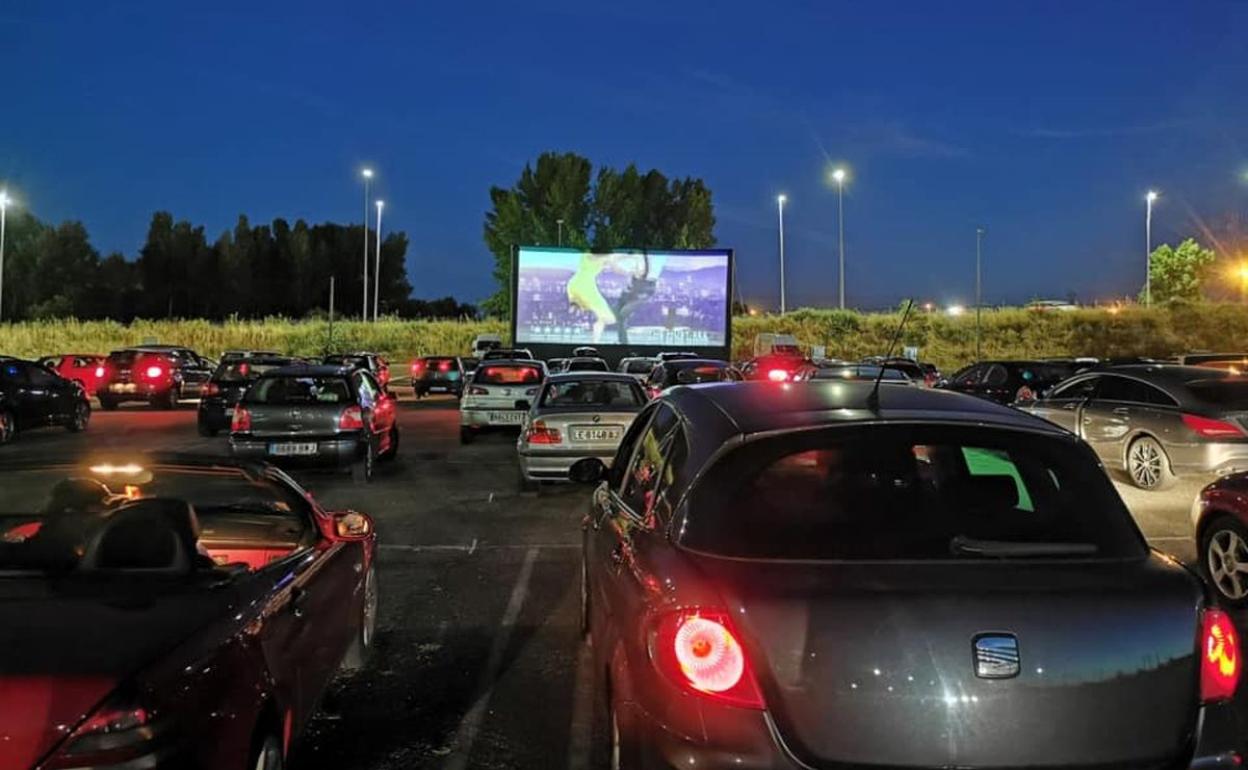 Primea proyección del autocine 'Reino de León'.