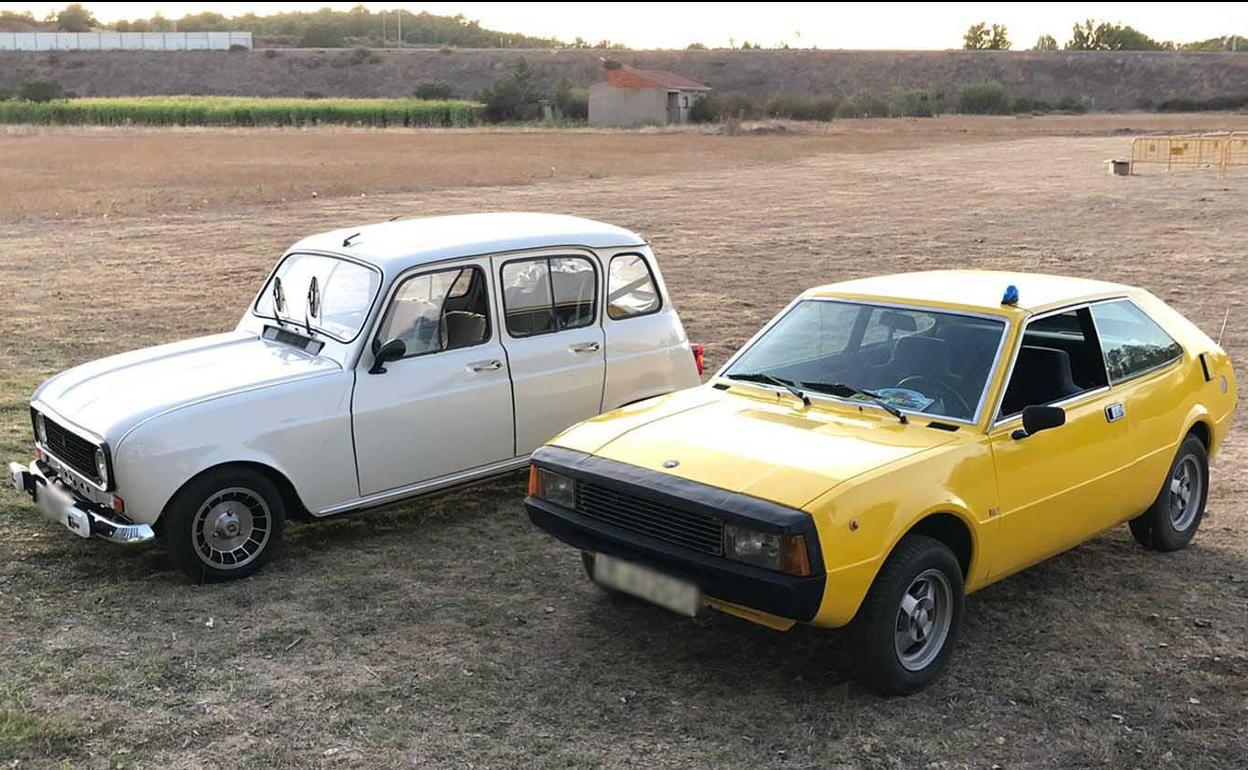 Imagen de dos coches clásicos.