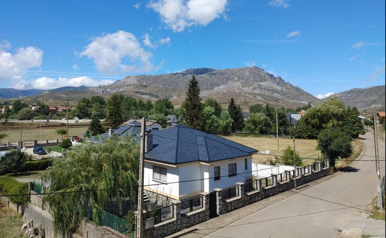 Vista de una de las calles de Villamanín. 