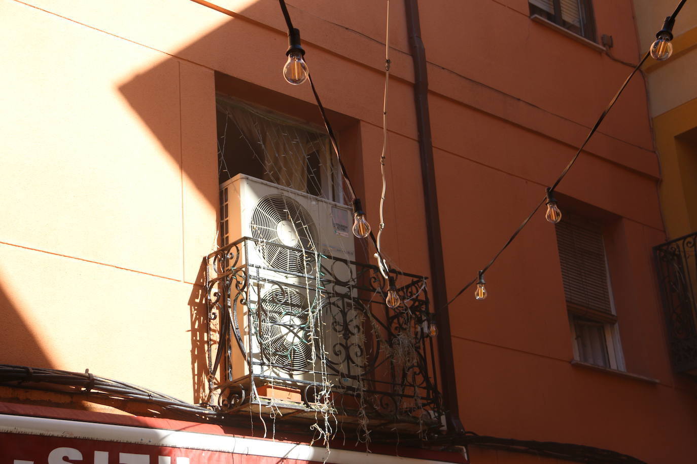 Fotos: Intervención de Bomberos y Policía Local de León en la plaza Matasiete