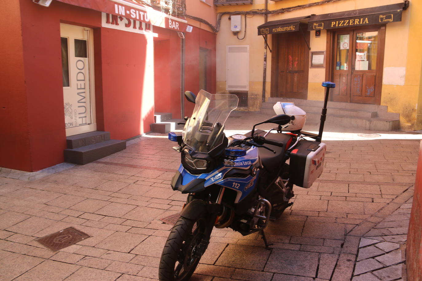 Fotos: Intervención de Bomberos y Policía Local de León en la plaza Matasiete