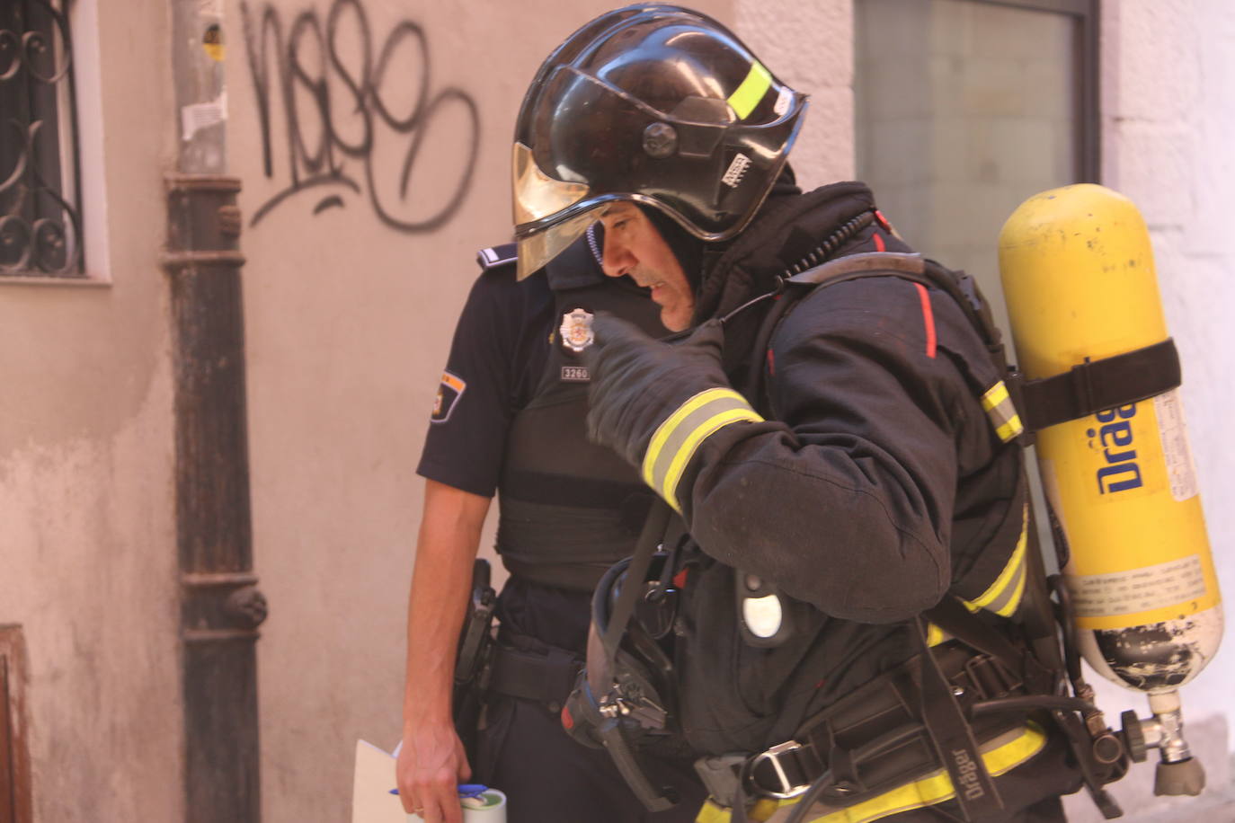 Fotos: Intervención de Bomberos y Policía Local de León en la plaza Matasiete