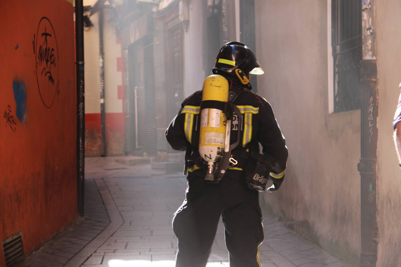 Fotos: Intervención de Bomberos y Policía Local de León en la plaza Matasiete