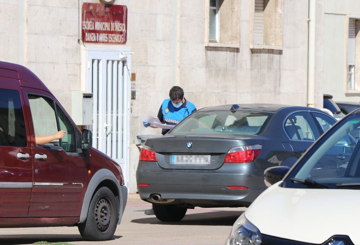 Fotos: Colas para realizarse la PCR en el CHF de León