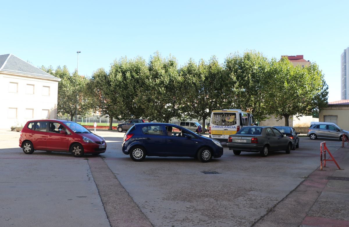 Fotos: Colas para realizarse la PCR en el CHF de León