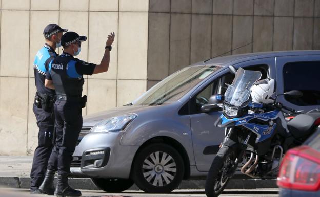 La Policía Local de León controla el acceso de los vehículos para realizar las pruebas de covid.