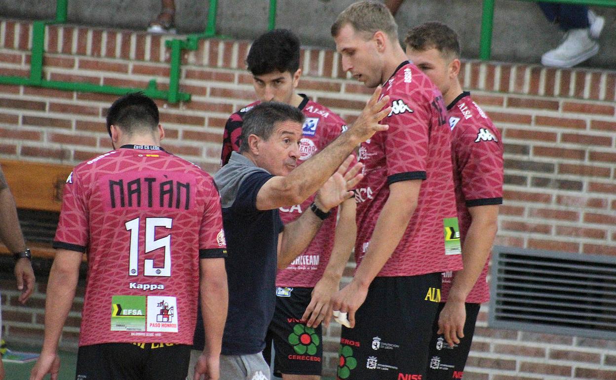 Manolo Cadenas, en un tiempo muerto.