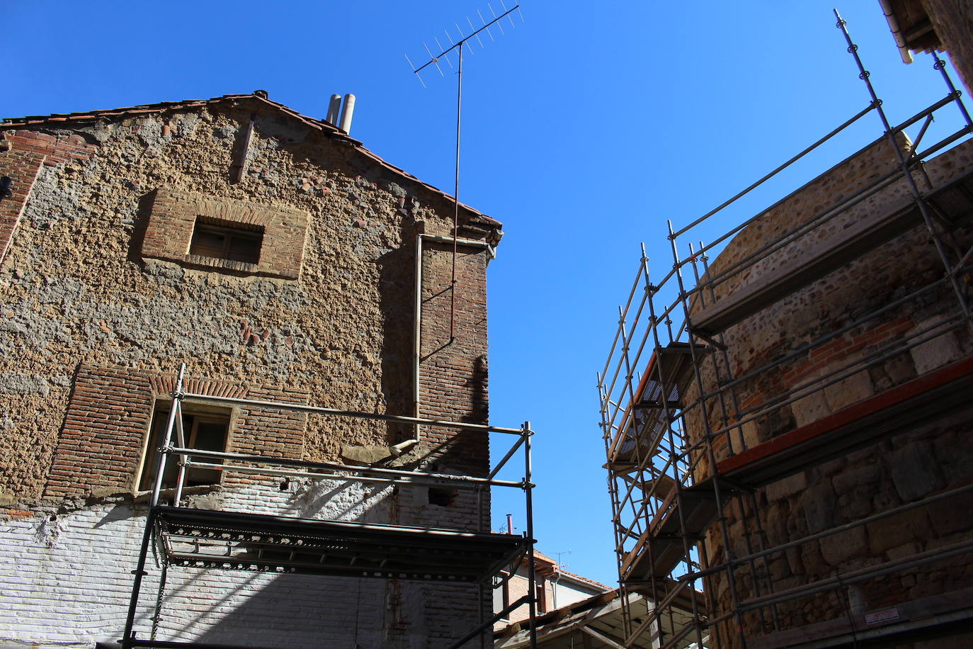 A la izquierda, exteriores del Molino Sidrón. A la derecha, la muralla. 