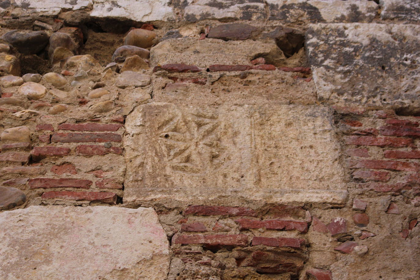 Uno de los grabados en piedra que componen la muralla. 