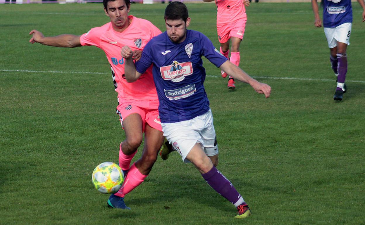 Varo, jugador de La Bañeza FC, en un lance de la pasada temporada.