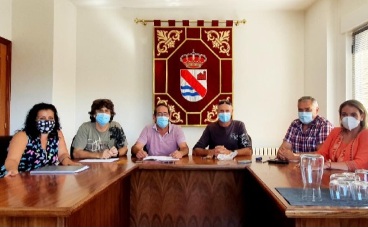 De izquierda a derecha: Resu Gómez (Villamoros), Juan Carlos Presa (Mansilla Mayor), José Alberto Martínez (alcalde), Ángel Burón (Nogales), Teles Suárez (Villaverde) y Sara Pérez (secretaria-interventora).