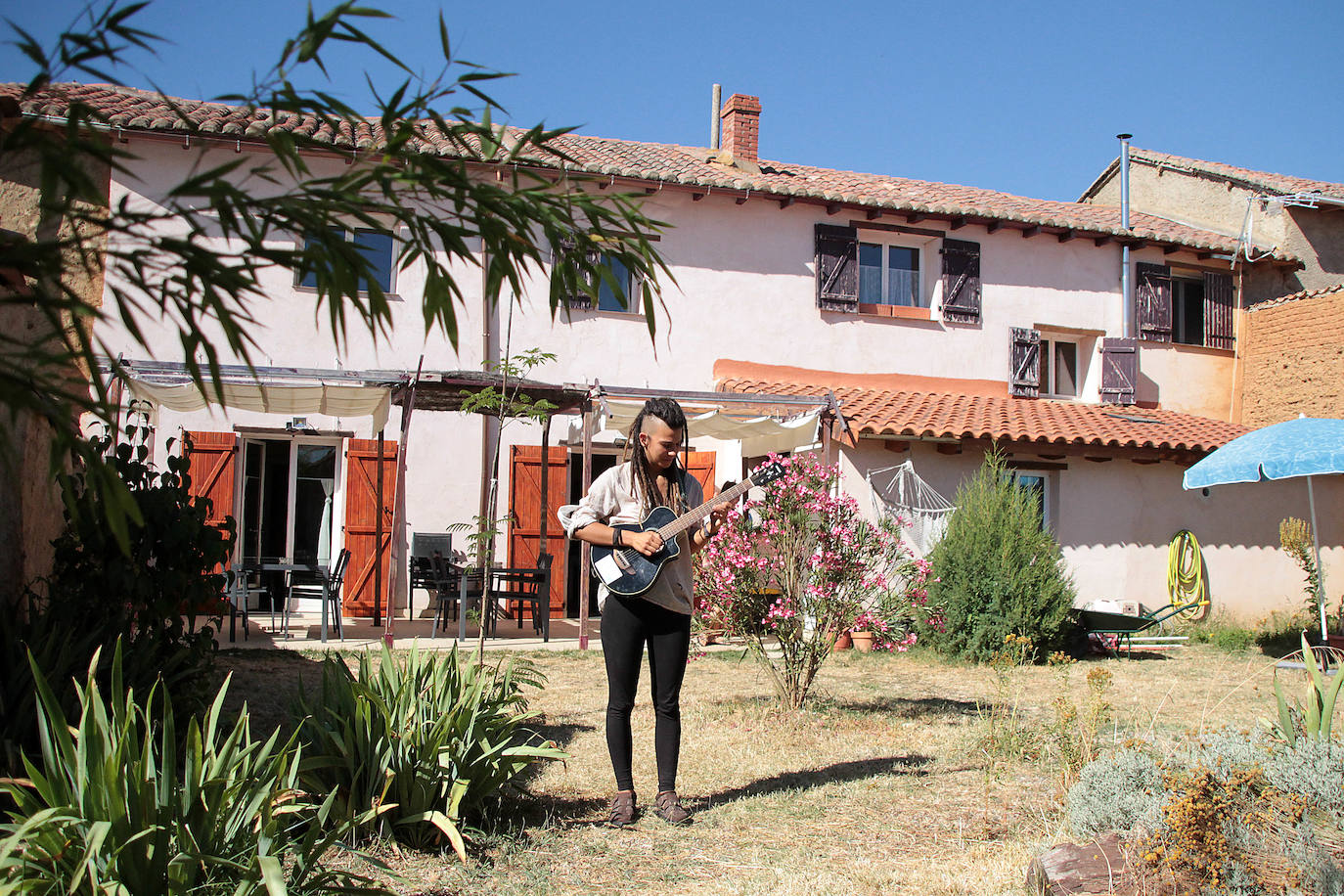 Lucía y Filipa regentan del albergue vegetariano de Reliegos (León), reabierto este verano tras un fugaz estreno de dos semanas antes del estado de alarma