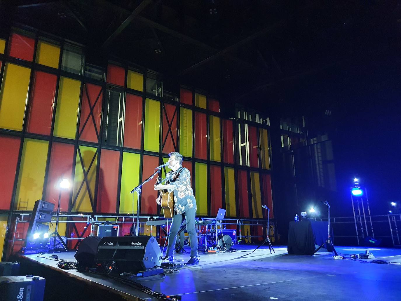 El artista madrileño presentó su nuevo espectáculo en acústico perfectamente adaptado a la nueva normalidad en un Palacio de Exposiciones que rozó el lleno