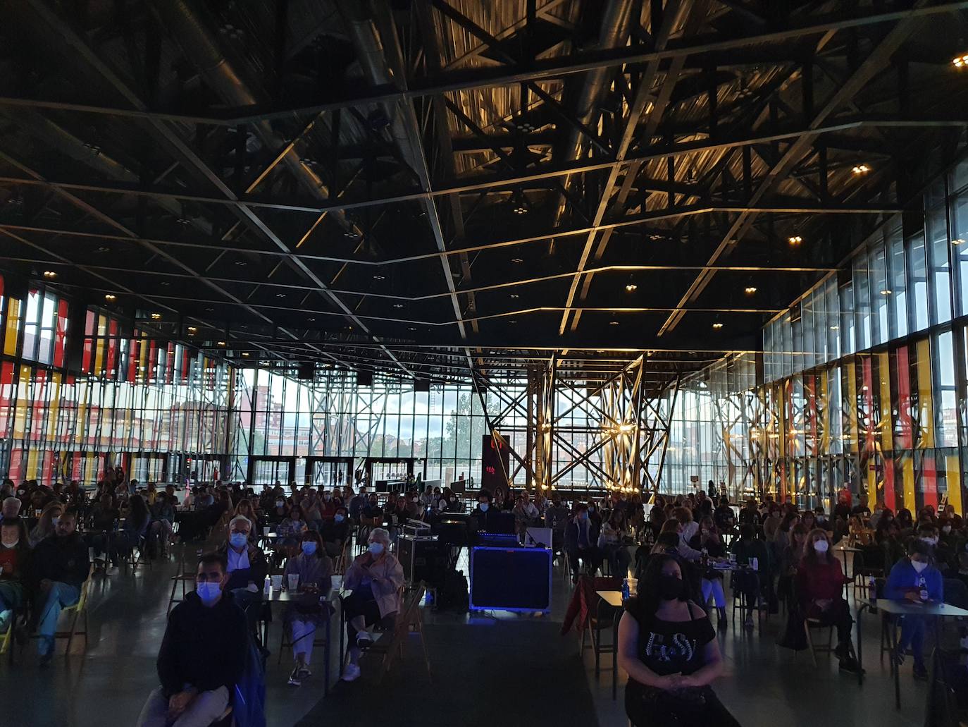 El artista madrileño presentó su nuevo espectáculo en acústico perfectamente adaptado a la nueva normalidad en un Palacio de Exposiciones que rozó el lleno