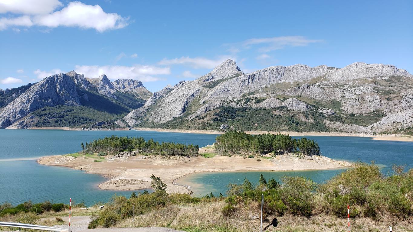 Ubicado junto a la Ermita de Nuestra Señora, en Riaño, el banco ofrece unas privilegiadas vistas sobre el pantano y Picos | El entorno, con las viejas campanas y un 'horreo leonés', completa un escenario idílico. 