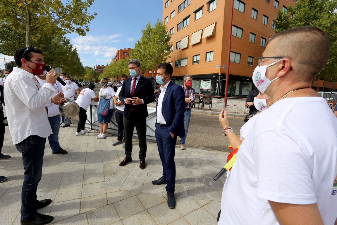 El líder autonómico socialista, Luis Tudanca, y el procurador José Luis Vázquez, conversan con el portavoz del colectivo de feriantes que ha protagonizado una cacerolada ante las Cortes de Castilla y León. 