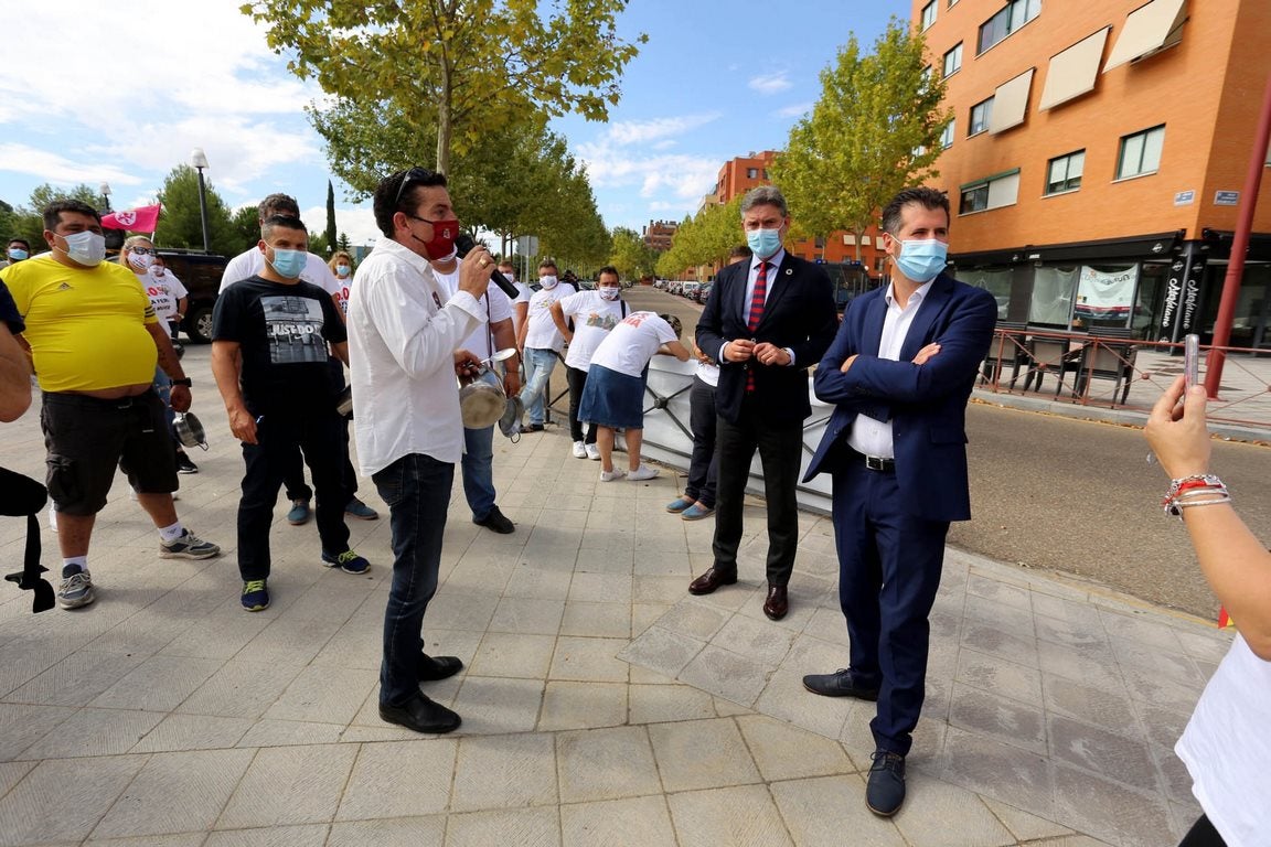 El líder autonómico socialista, Luis Tudanca, y el procurador José Luis Vázquez, conversan con el portavoz del colectivo de feriantes que ha protagonizado una cacerolada ante las Cortes de Castilla y León. 