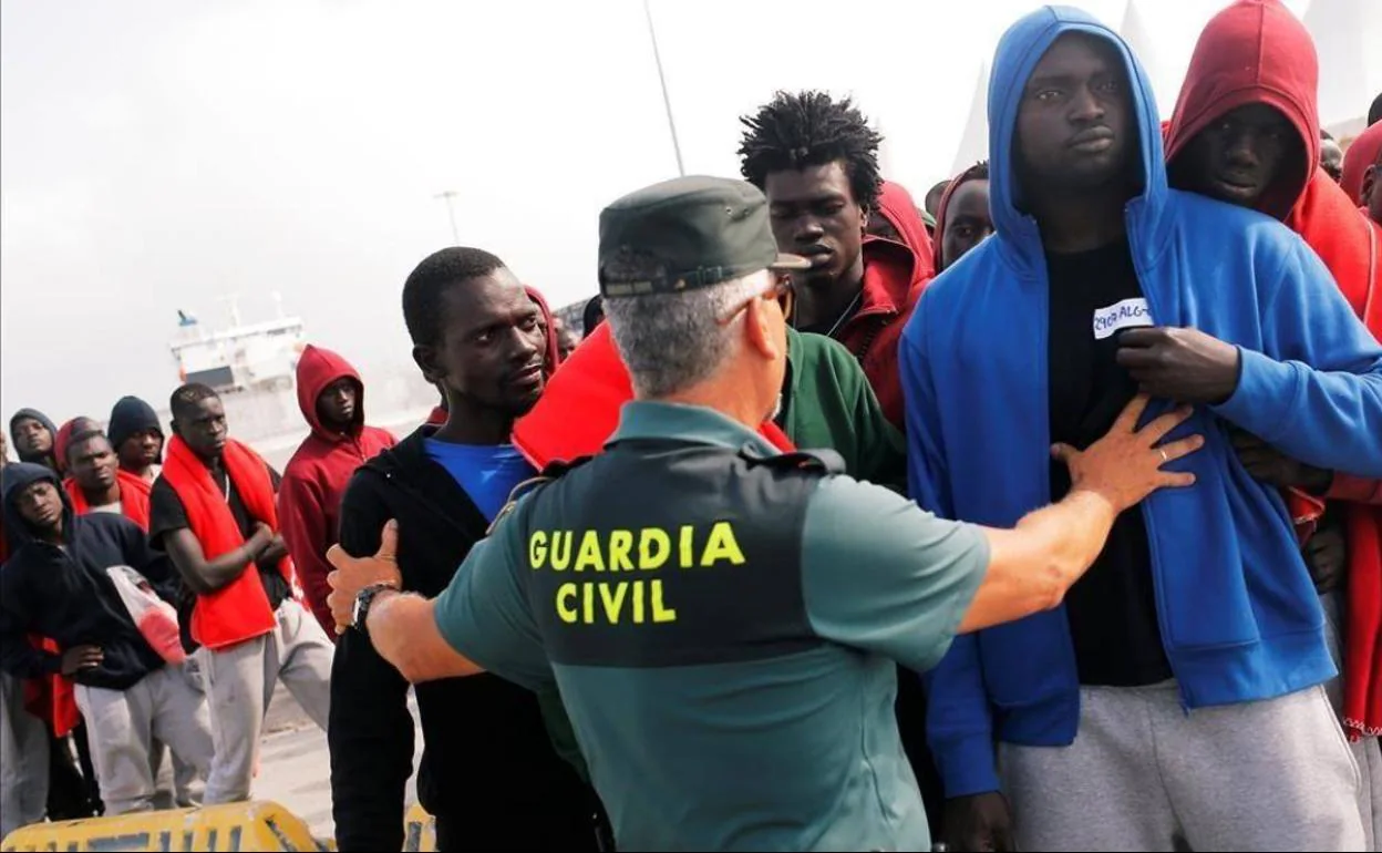 Un grupo de migrantes llega a España.