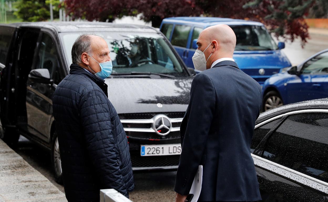 Javier Tebas y Luis Rubiales, tras la firma del 'Pacto de Viana'.