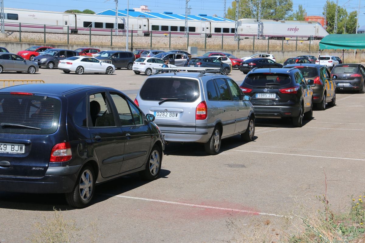 Una cola de tres horas para la prueba PCR en León