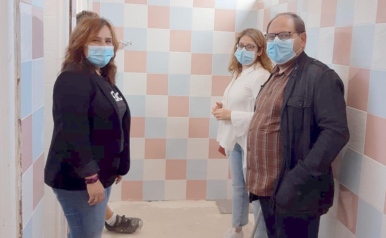 El alcalde en su visita al centro en obras. 