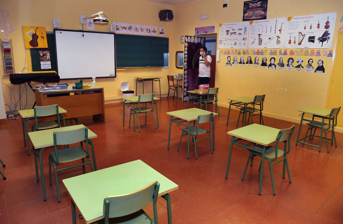Profesores y personal de mantenimiento preparan las aulas y las dependencias del colegio Tello Tellez de Palencia de cara al nuevo curso influenciado por la Covid-19.