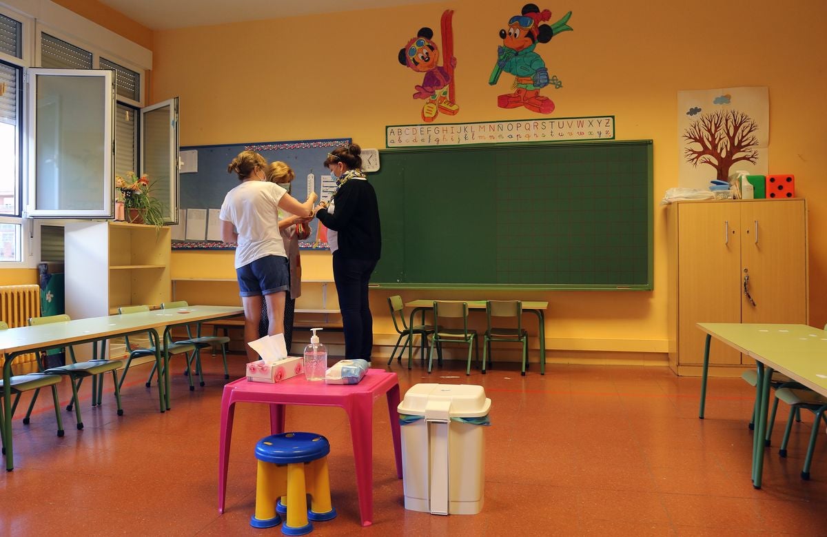 Profesores y personal de mantenimiento preparan las aulas y las dependencias del colegio Tello Tellez de Palencia de cara al nuevo curso influenciado por la Covid-19.