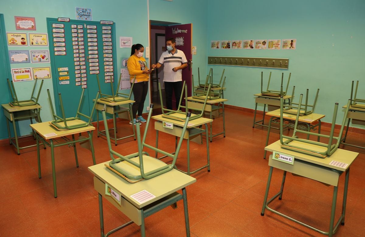 Profesores y personal de mantenimiento preparan las aulas y las dependencias del colegio Tello Tellez de Palencia de cara al nuevo curso influenciado por la Covid-19.