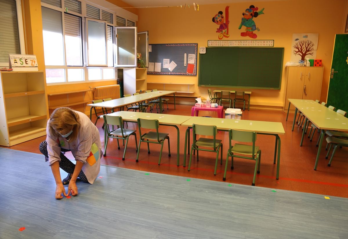 Profesores y personal de mantenimiento preparan las aulas y las dependencias del colegio Tello Tellez de Palencia de cara al nuevo curso influenciado por la Covid-19.