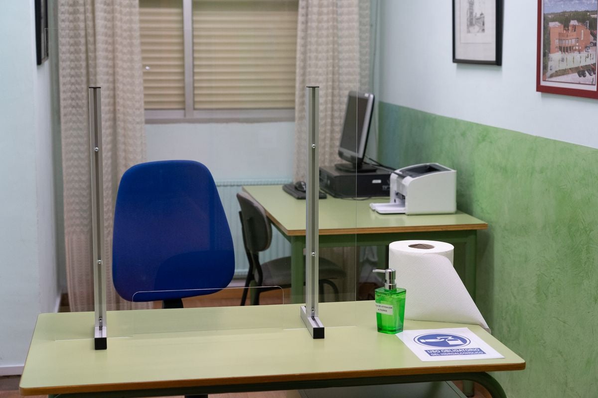 Profesores y personal de mantenimiento preparan las aulas y las dependencias del colegio Tello Tellez de Palencia de cara al nuevo curso influenciado por la Covid-19.