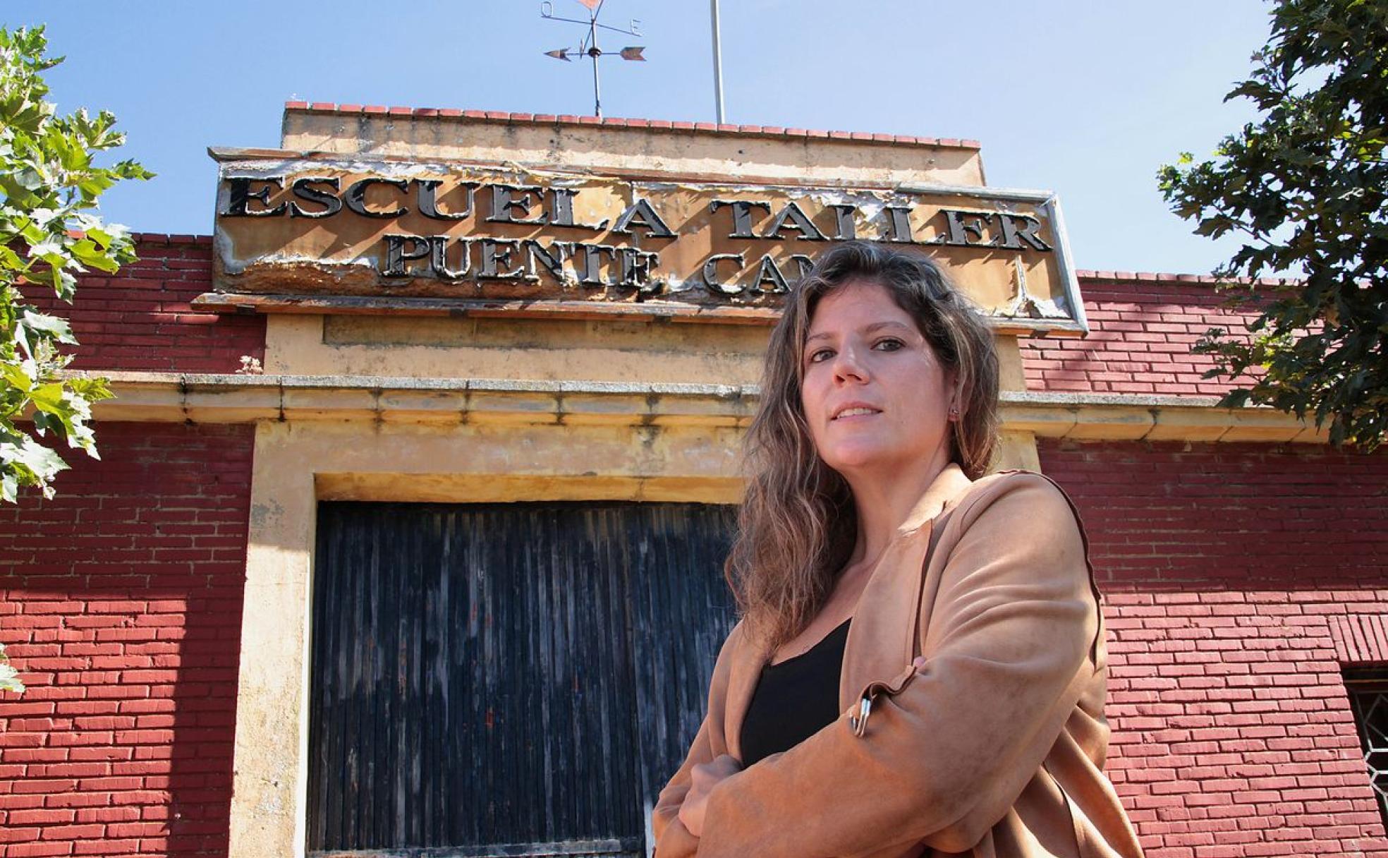 Paula Conde, alcaldesa de Sahagún, junto al edificio de la antigua escuela taller.