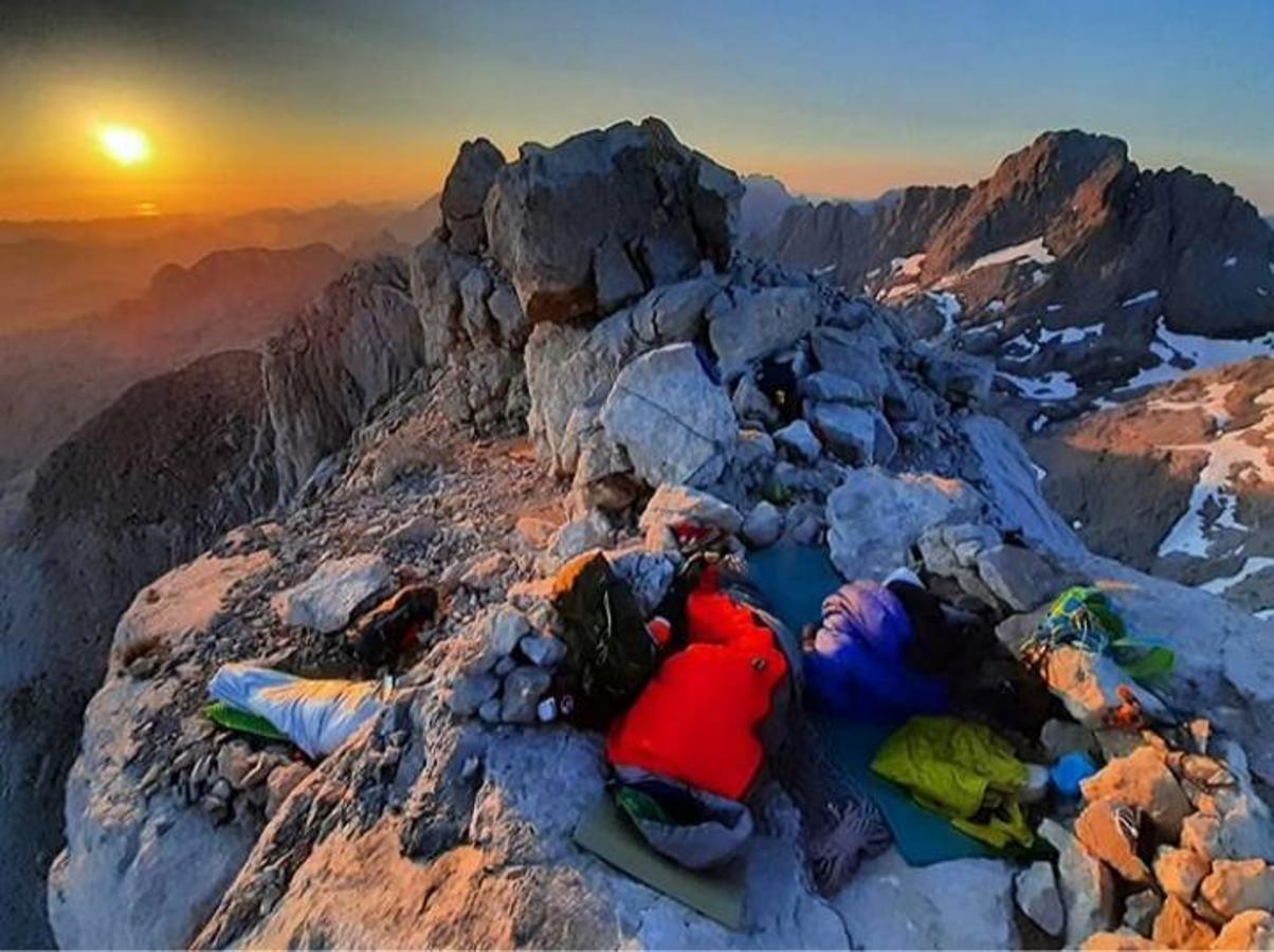 Amanecer desde un vivak con vistas de ensueño en plena cima de Peña Santa de Enol (2.486 m). Foto: Joaquín Álvarez