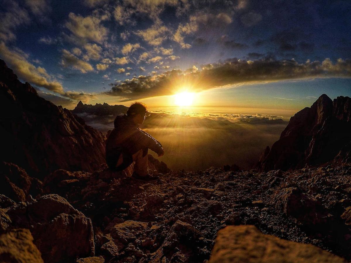 Atardecer desde la Canal del Agua por encima del Refugio de Jou de los Cabrones. Foto: Juan Arechaga