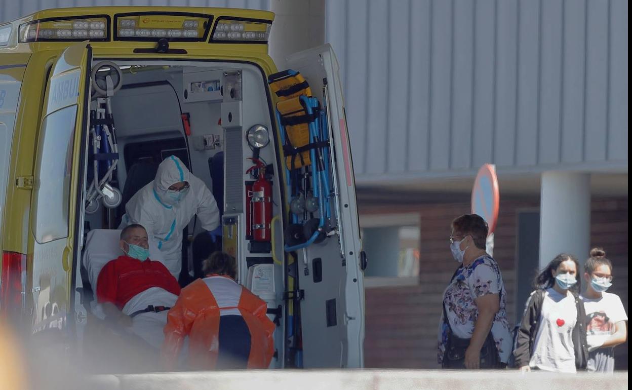 Efectivos sanitarios trasladan a un paciente. 