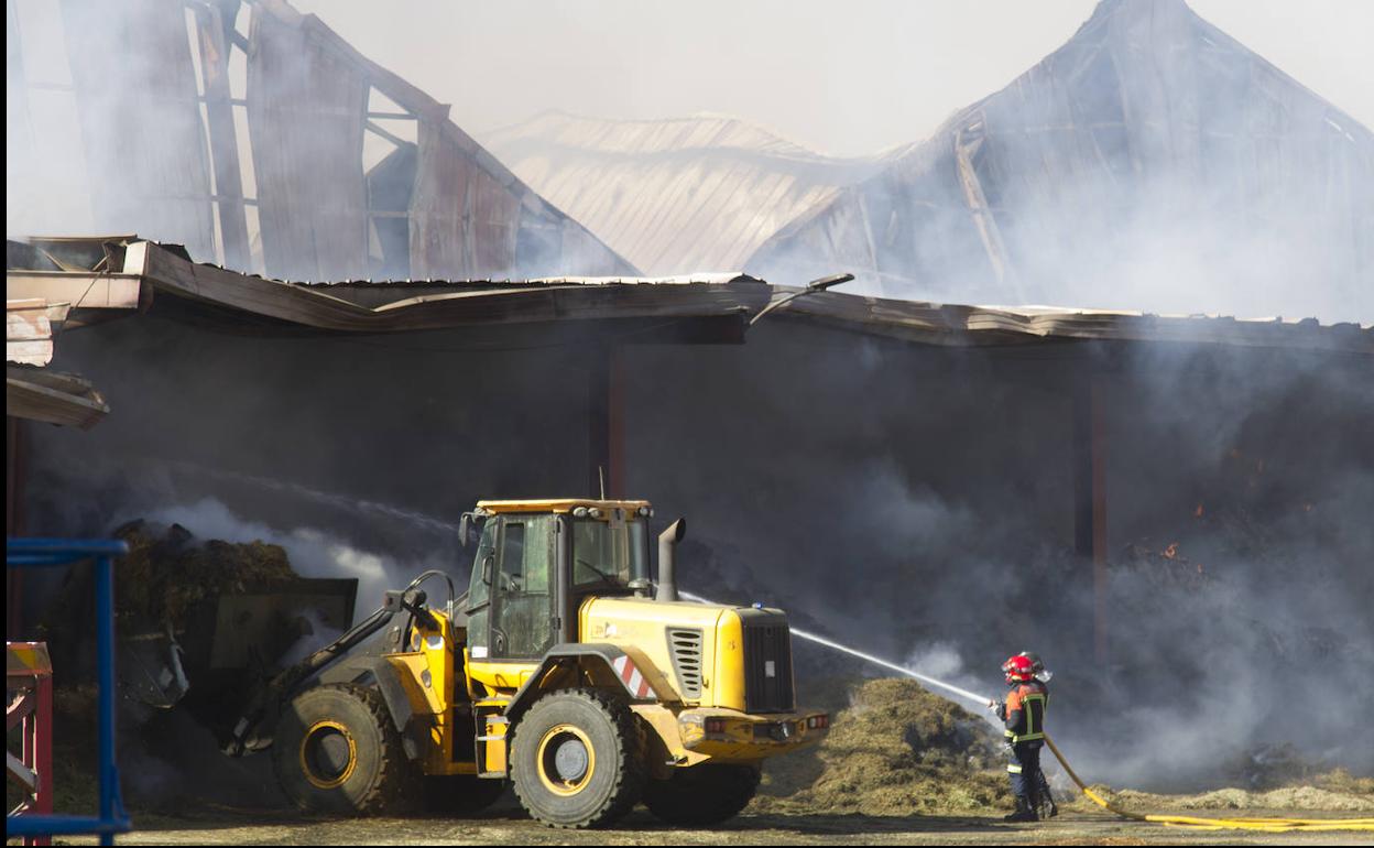 Labores de extinción en una de las naves de Cobadu.