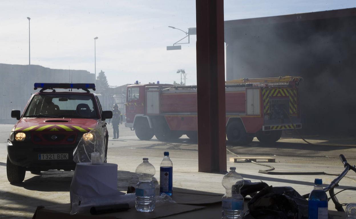 Los Bomberos de Zamora llevan a cabo los últimos trabajos de apagado.