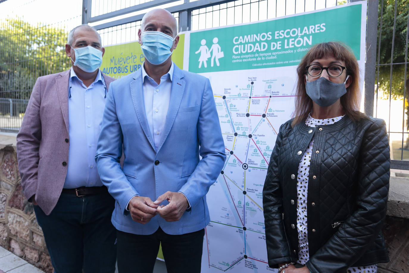 El Ayuntamiento de León presenta una iniciativa para impulsar el trayecto al colegio caminando.