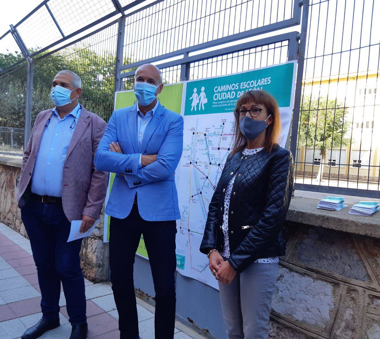 El Ayuntamiento de León presenta una iniciativa para impulsar el trayecto al colegio caminando.