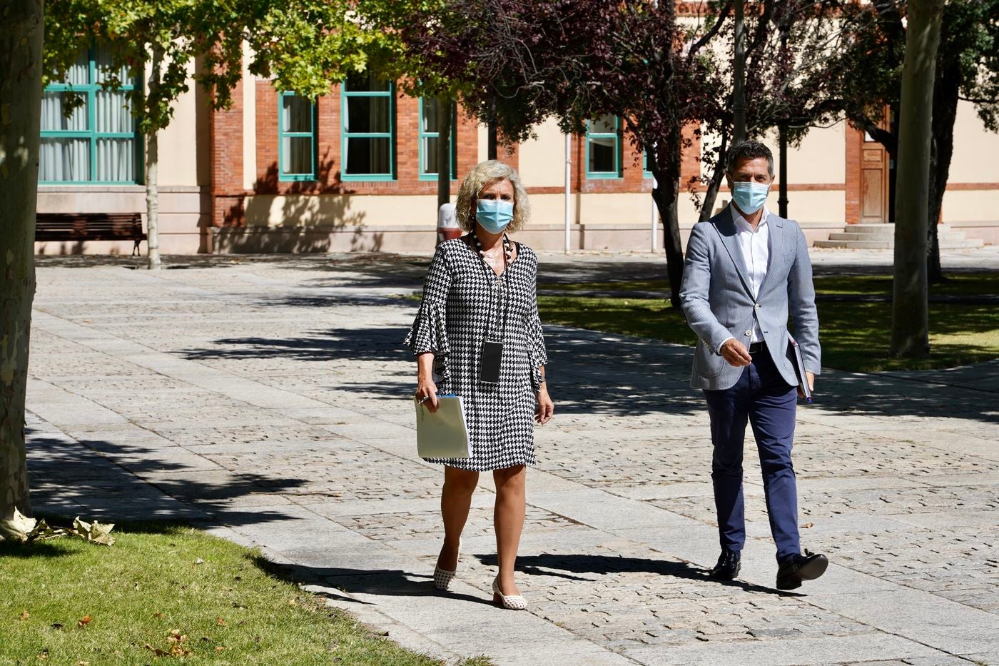 Castilla y León notificó este martes 585 casos de coronavirus, 137 más que el día anterior, con un total de 86 diagnosticados en las últimas 24 horas y con tres fallecimientos en los hospitales. En la imagen, la consejera Verónica Casado en su comparecencia.