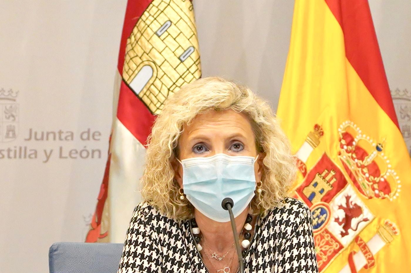Castilla y León notificó este martes 585 casos de coronavirus, 137 más que el día anterior, con un total de 86 diagnosticados en las últimas 24 horas y con tres fallecimientos en los hospitales. En la imagen, la consejera Verónica Casado en su comparecencia.