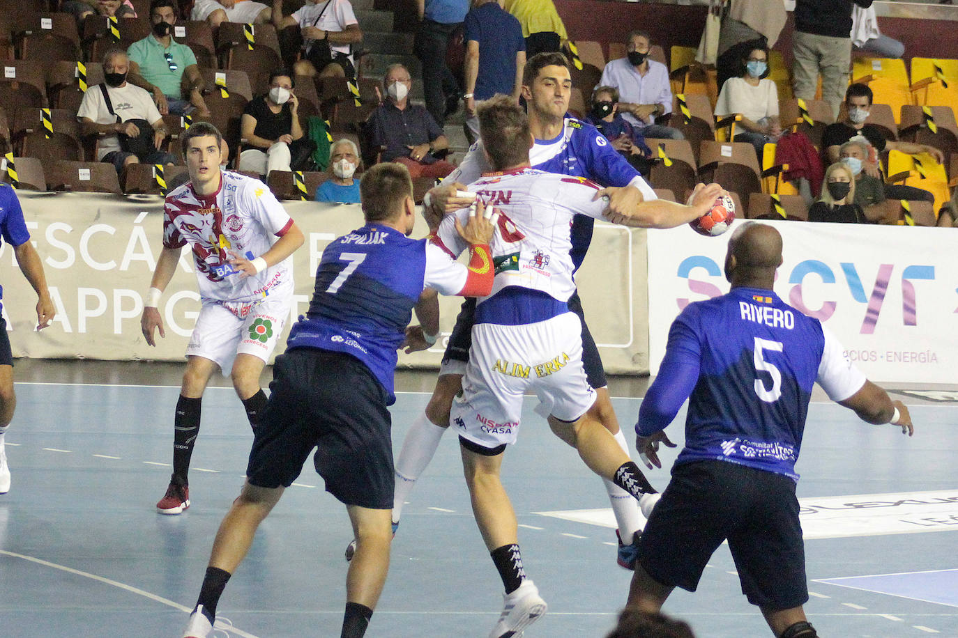 El conjunto leonés se impone al Balonmano Benidorm en la vuelta del balonmano a León.