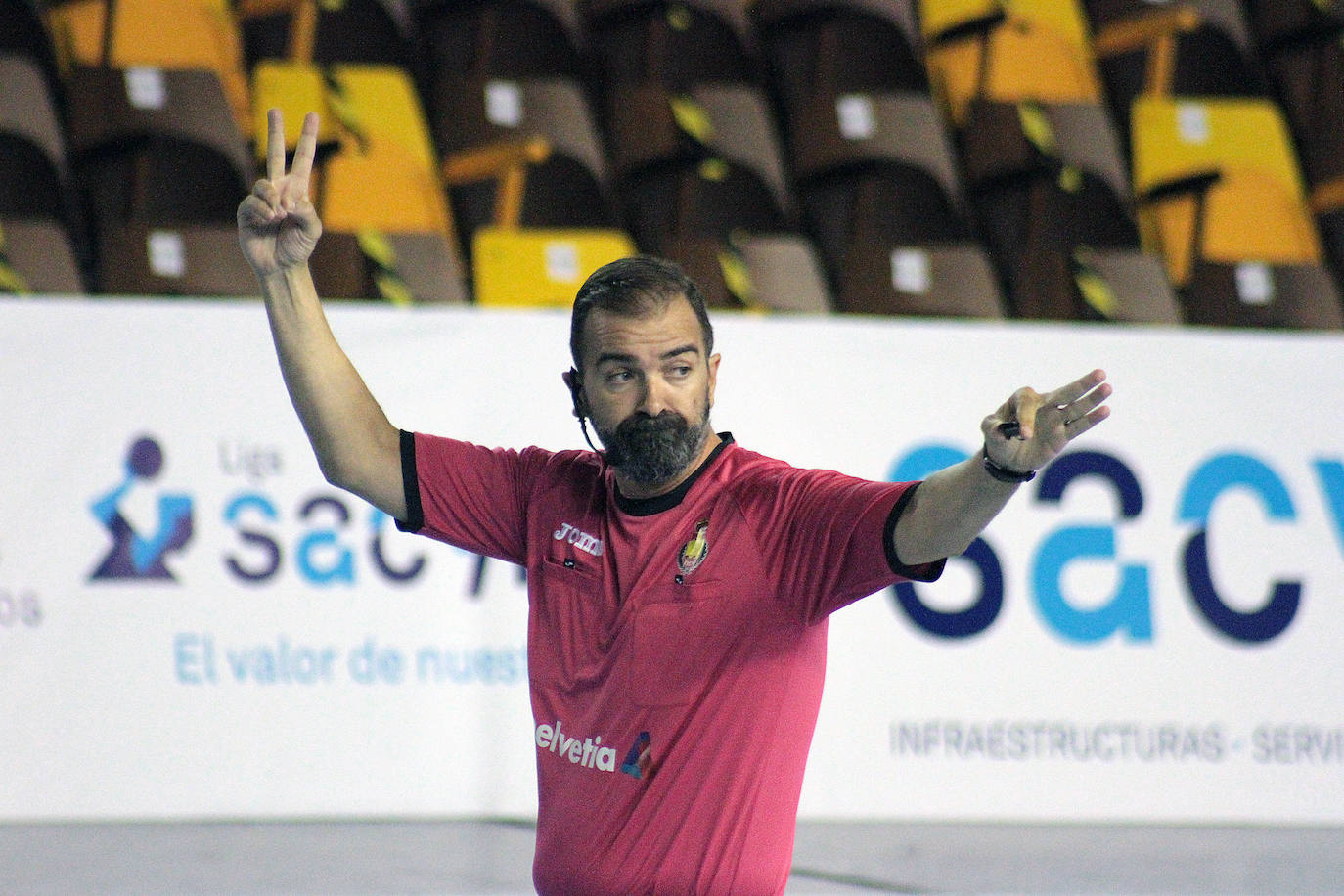 El conjunto leonés se impone al Balonmano Benidorm en la vuelta del balonmano a León.