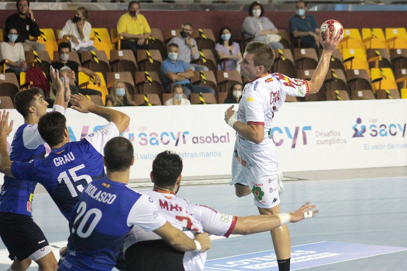 El conjunto leonés se impone al Balonmano Benidorm en la vuelta del balonmano a León.