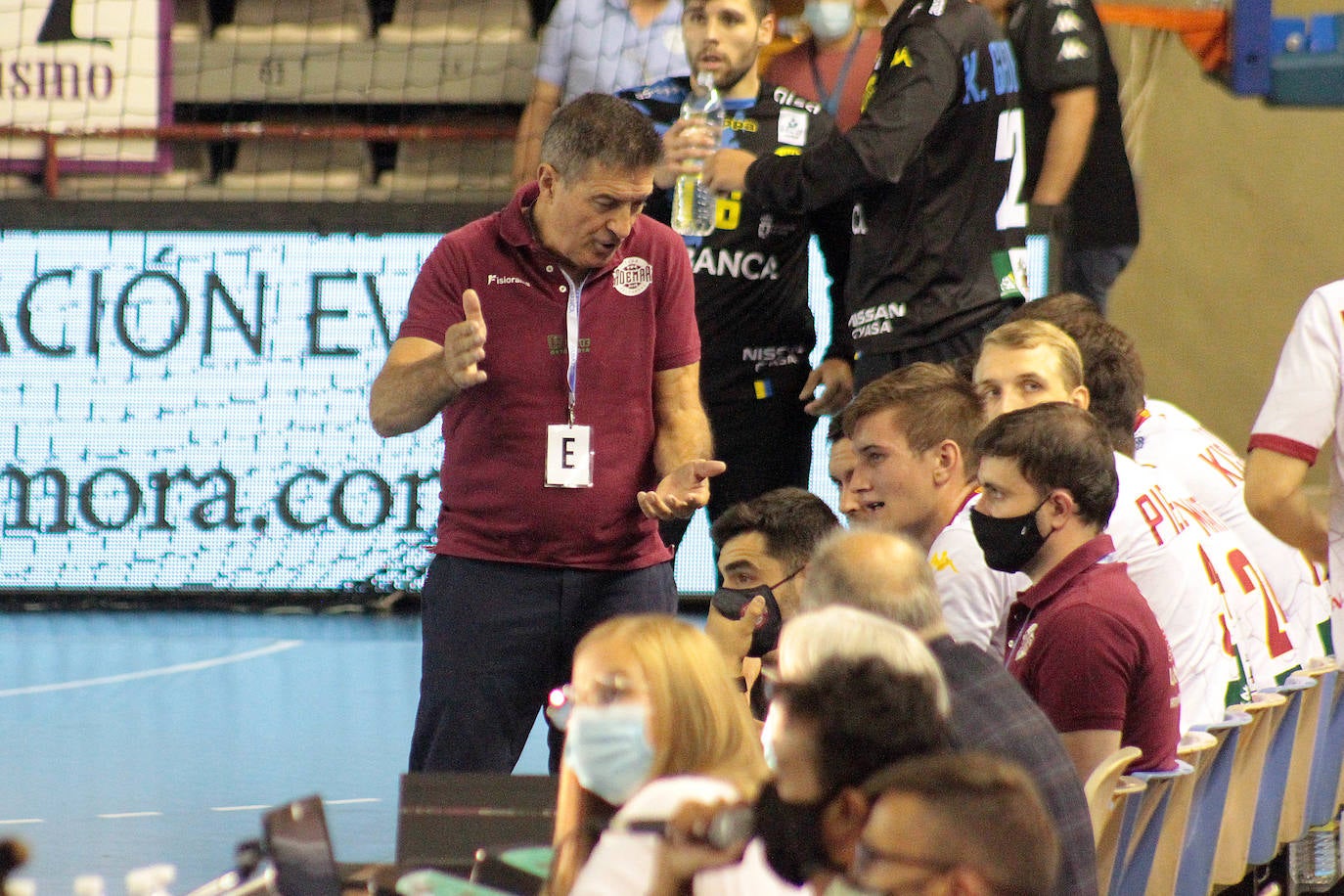 El conjunto leonés se impone al Balonmano Benidorm en la vuelta del balonmano a León.