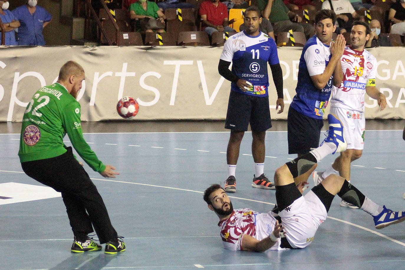 El conjunto leonés se impone al Balonmano Benidorm en la vuelta del balonmano a León.