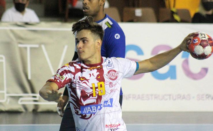 El conjunto leonés se impone al Balonmano Benidorm en la vuelta del balonmano a León.