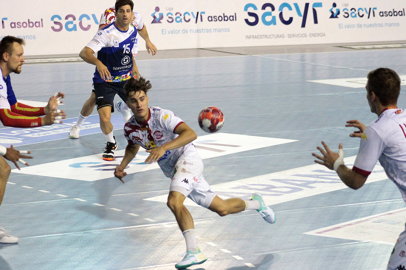 El conjunto leonés se impone al Balonmano Benidorm en la vuelta del balonmano a León.