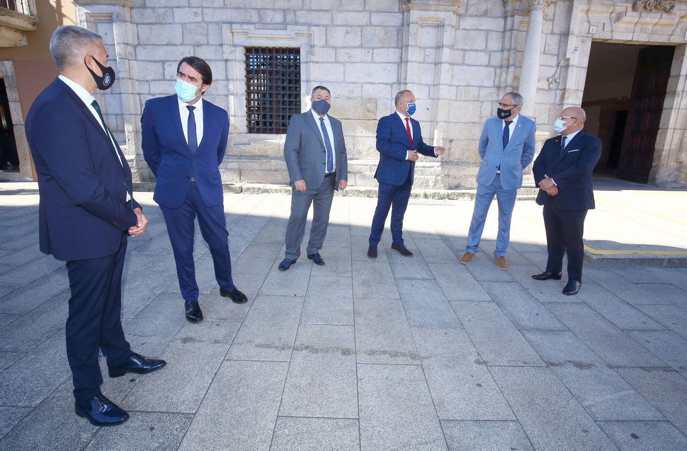 El jefe de Urgencias del Hospital del Bierzo, José Ramón Casal; el consejero de Fomento y Medio Ambiente, Juan Carlos Suárez-Quiñones; el presidente de la Diputación de León, Eduardo Morán, el presidente del Consejo Comarcal del Bierzo, Gerardo Álvarez Courel; el alcalde de Ponferrada, Olegario Ramón; y el subdelegado del Gobierno en León, Faustino Sánchez, durante el acto institucional con motivo del Día del Bierzo.