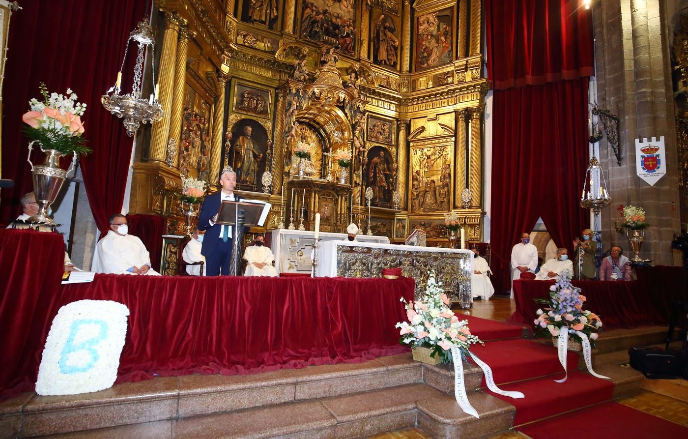 El jefe de Urgencias del Hospital del Bierzo, José Ramón Casal; el consejero de Fomento y Medio Ambiente, Juan Carlos Suárez-Quiñones; el presidente de la Diputación de León, Eduardo Morán, el presidente del Consejo Comarcal del Bierzo, Gerardo Álvarez Courel; el alcalde de Ponferrada, Olegario Ramón; y el subdelegado del Gobierno en León, Faustino Sánchez, durante el acto institucional con motivo del Día del Bierzo.