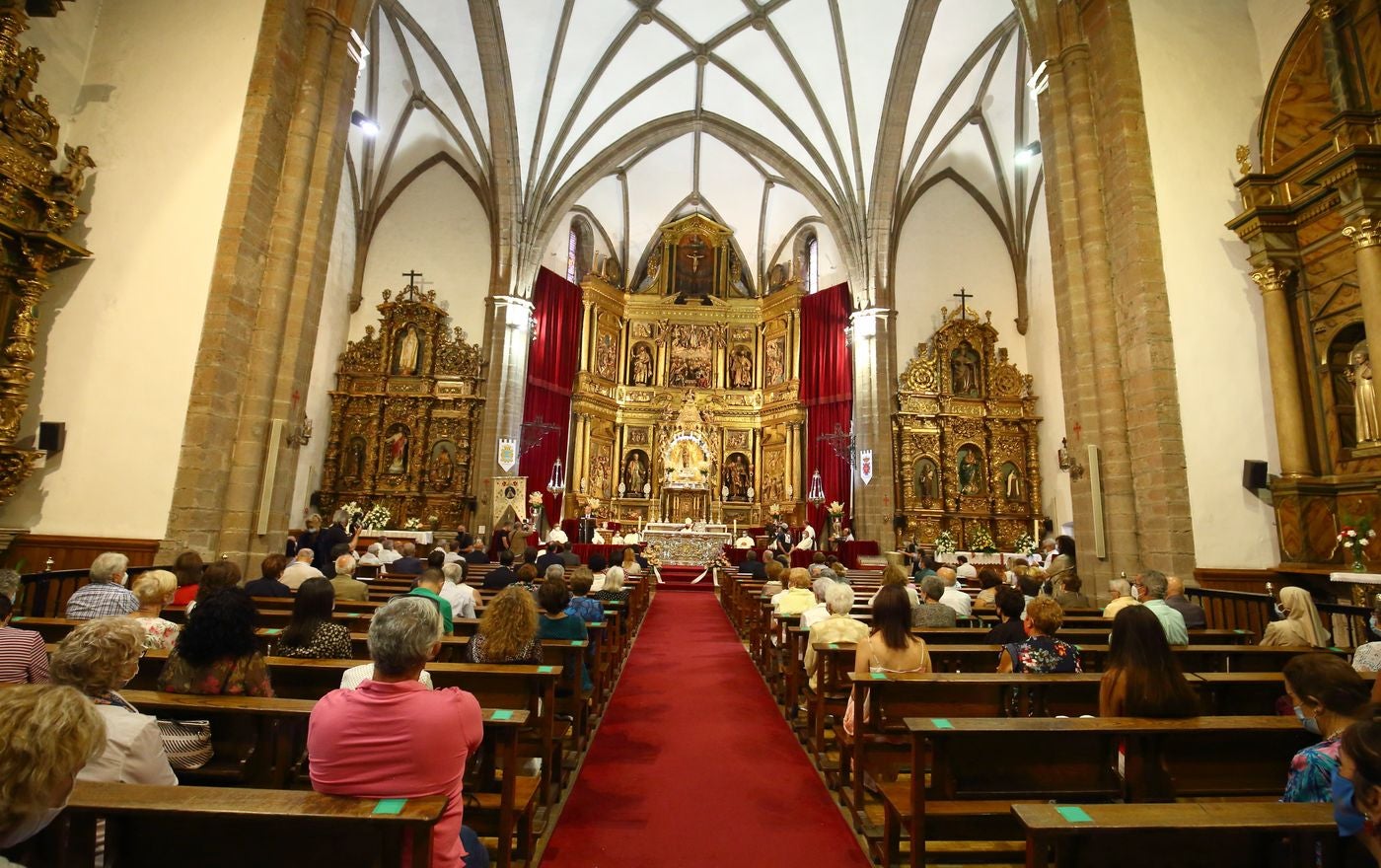 El jefe de Urgencias del Hospital del Bierzo, José Ramón Casal; el consejero de Fomento y Medio Ambiente, Juan Carlos Suárez-Quiñones; el presidente de la Diputación de León, Eduardo Morán, el presidente del Consejo Comarcal del Bierzo, Gerardo Álvarez Courel; el alcalde de Ponferrada, Olegario Ramón; y el subdelegado del Gobierno en León, Faustino Sánchez, durante el acto institucional con motivo del Día del Bierzo.